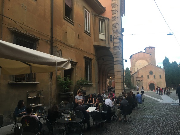 aperitivi al camera con vista a bologna